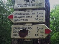 DSC 0693  Turistický rozcestník na vrcholu kopce Trhoň.