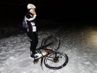 Carbonovo držka  Carbon položil kolo v závěji za Prusínama letem přes řídítka, tak místo aby zvedal kolo, zvedal telefon....