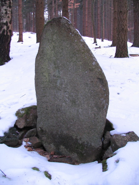 Menhyr vedle pomníku J.J.Ryby