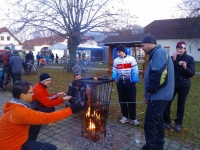Opékání buřtů na návsi v Letech po závodu Winter Trans Brdy.