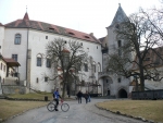 Šéďa na nádvoří