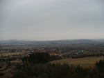Pohled na Cerhovice a v pozadí hřebeny Brd