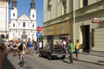 Čelo střední trasy při výjezdu z Klatovského náměstí